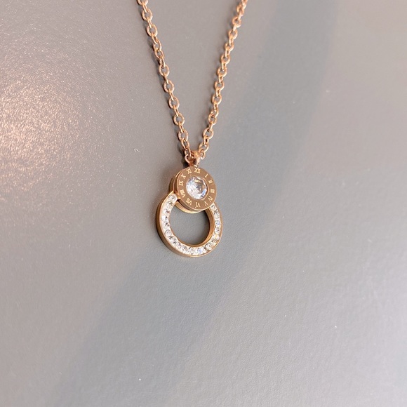 💟 SALE $10 💟 NWT Rose Gold Necklace!!! Stainless Steel !!! - Picture 4 of 8